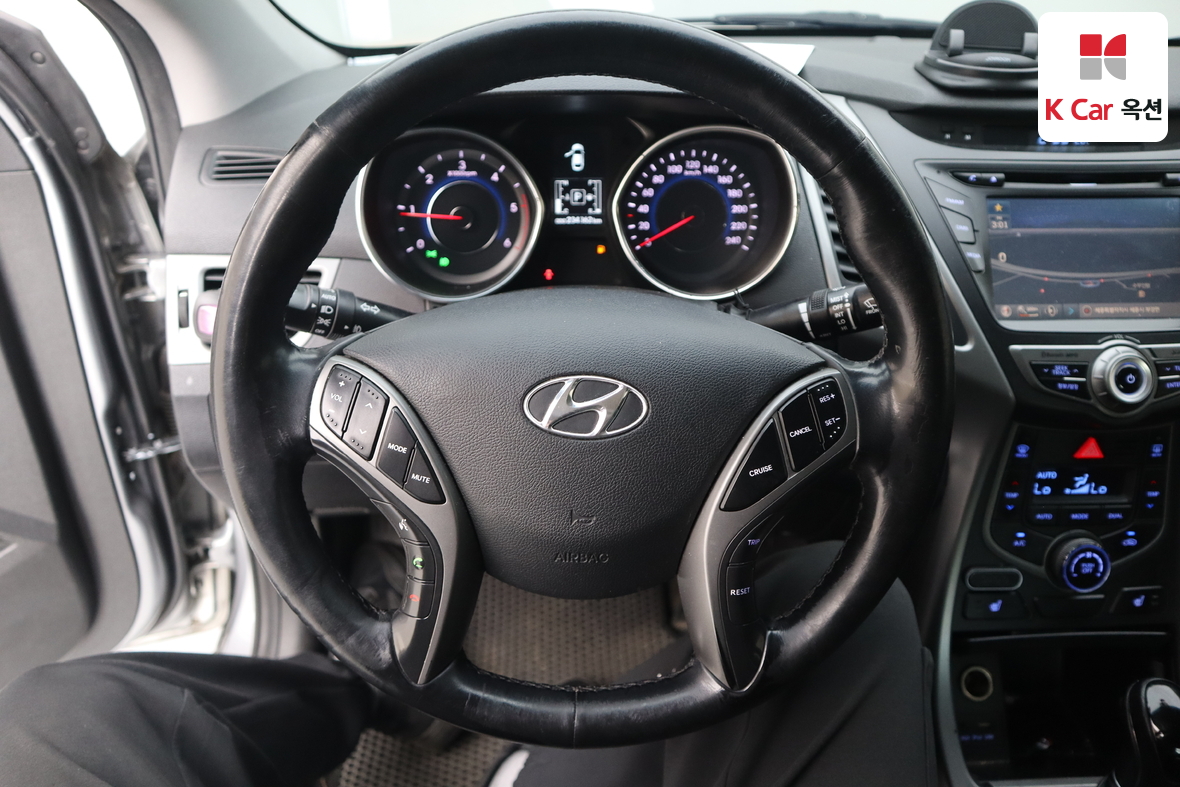 Hyundai Elantra - 10