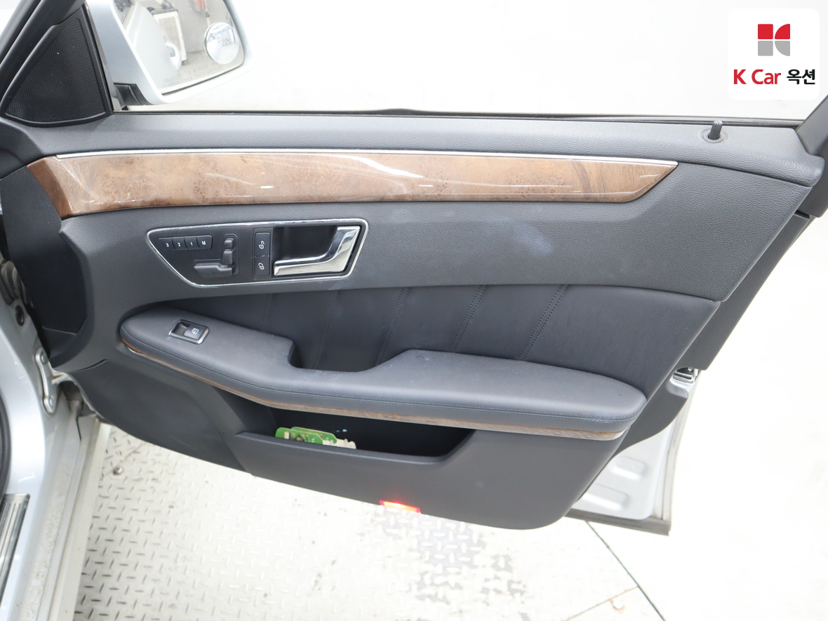 Mercedes-Benz E-Class - 29