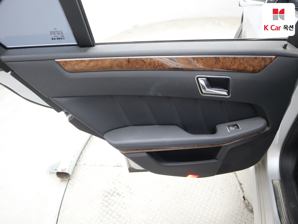 Mercedes-Benz E-Class - 23
