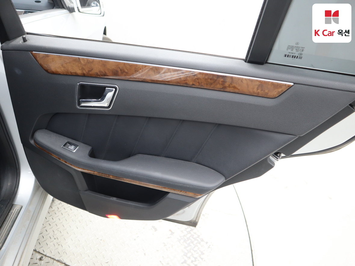Mercedes-Benz E-Class - 27
