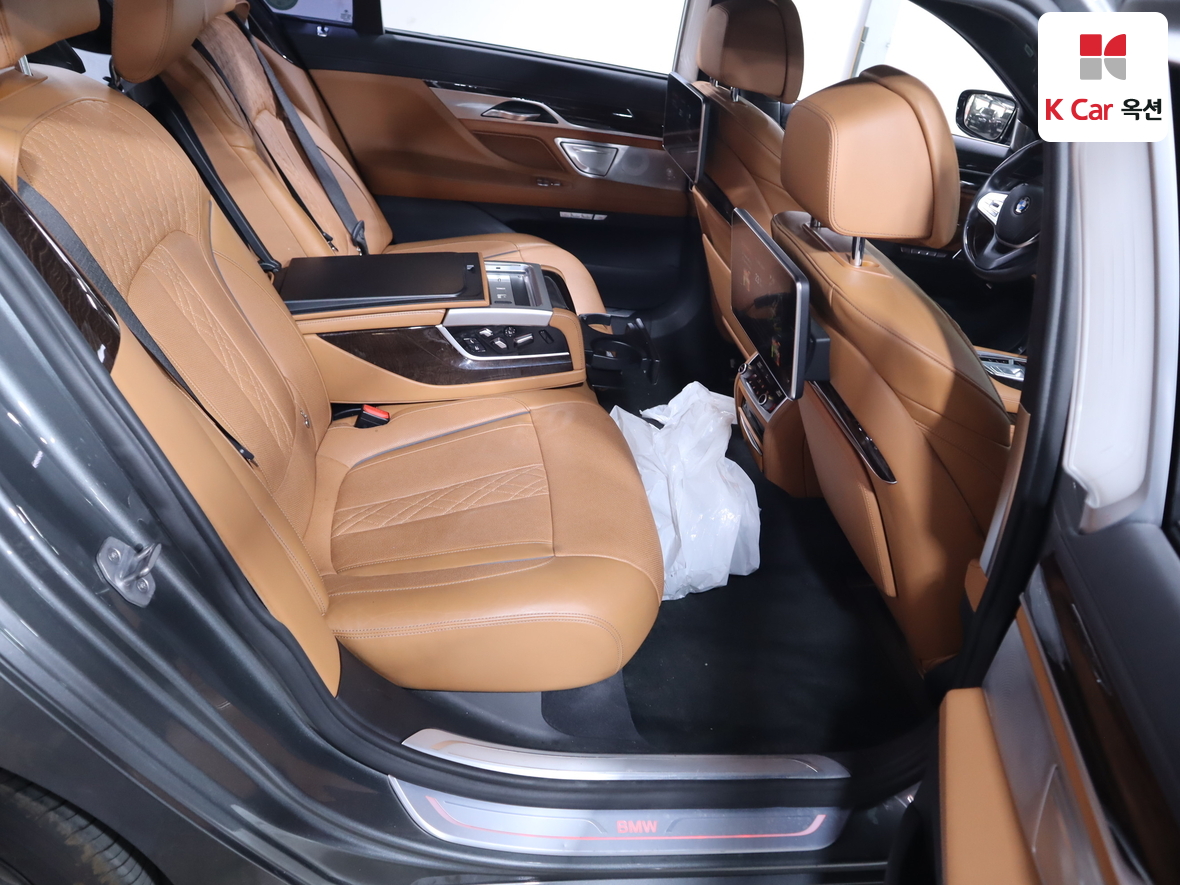 BMW 7 Series 2017 - Image 32