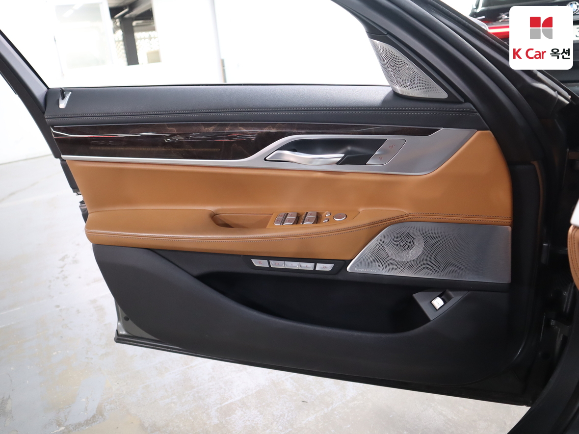 BMW 7 Series 2017 - Image 8