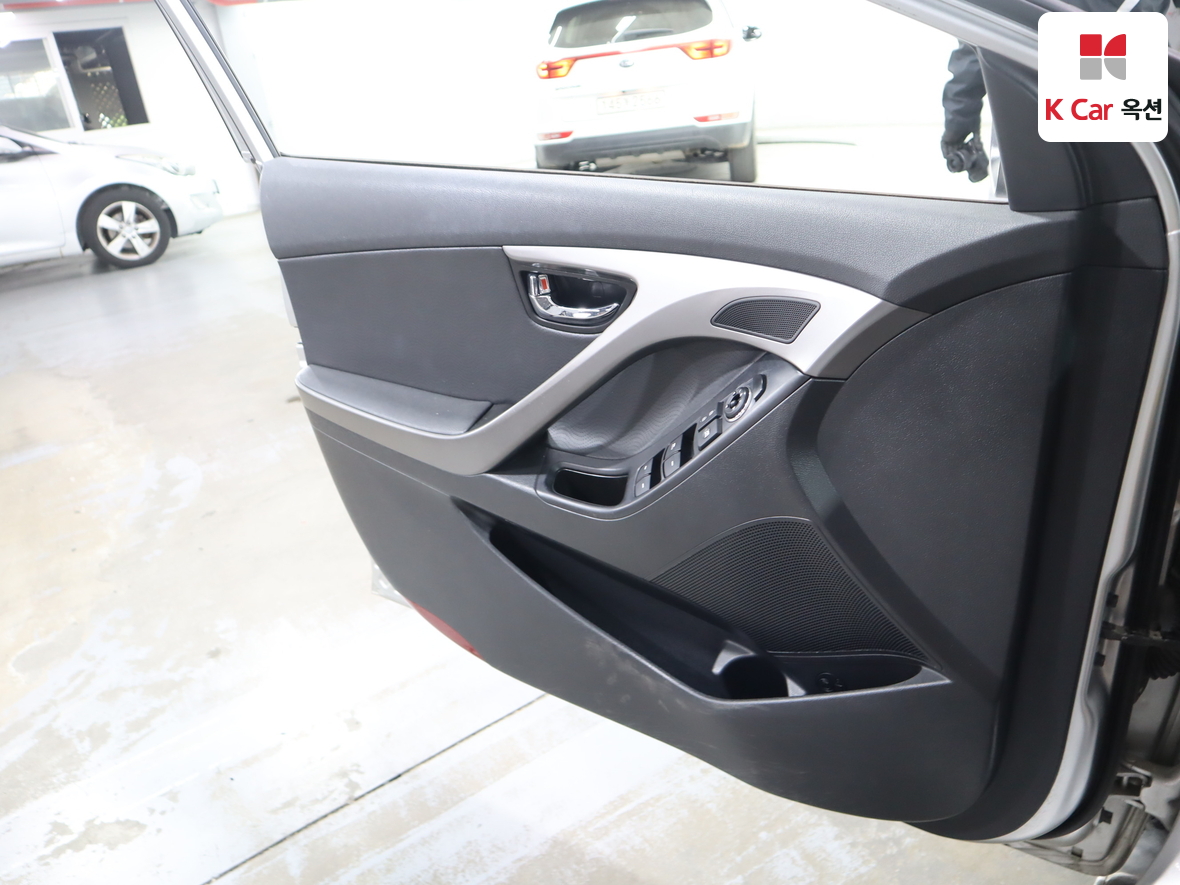 Hyundai Elantra 2011 - Image 8