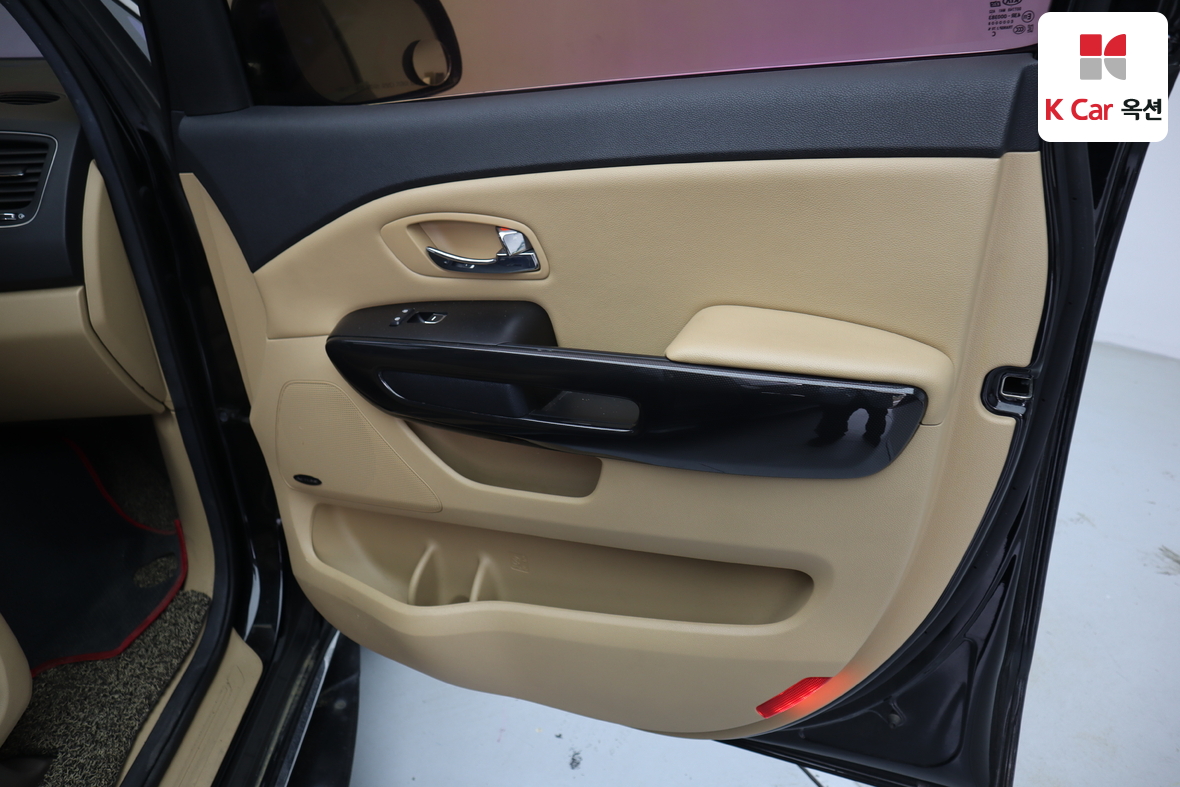 Kia New Carnival - 32