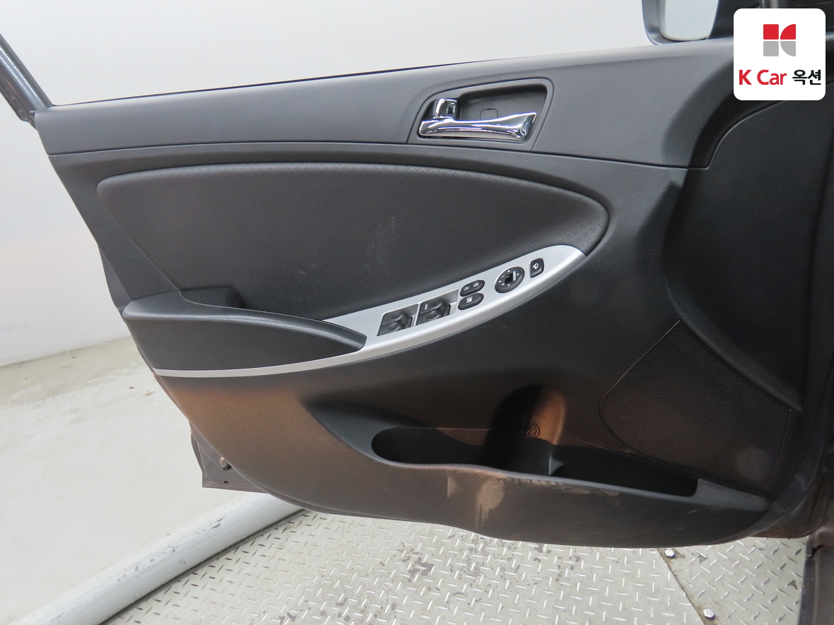 Hyundai Accent 2012 - Image 8