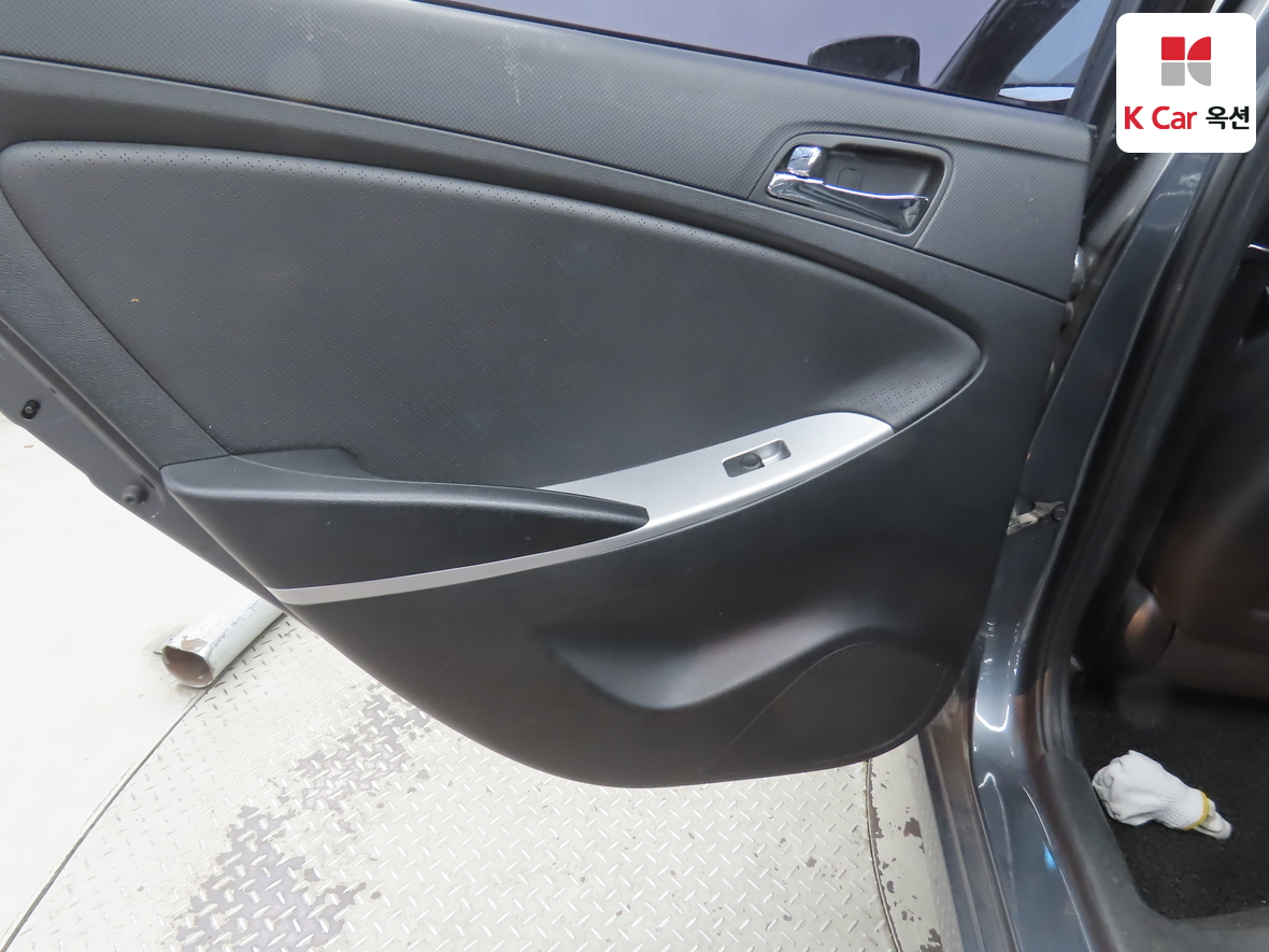 Hyundai Accent 2012 - Image 21