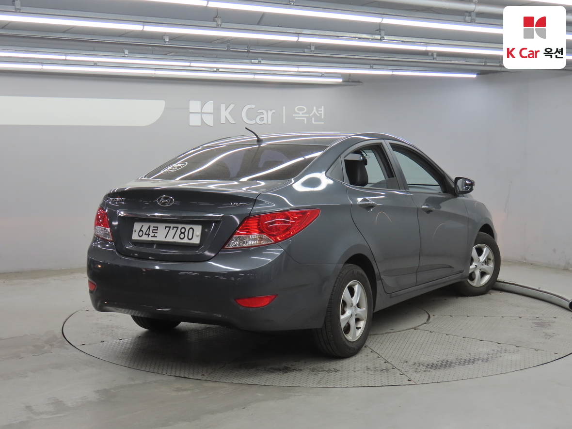 Hyundai Accent 2012 - Image 2
