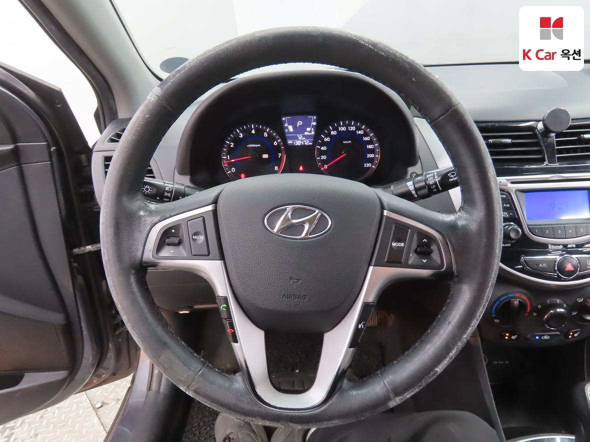 Hyundai Accent 2012 - Image 10