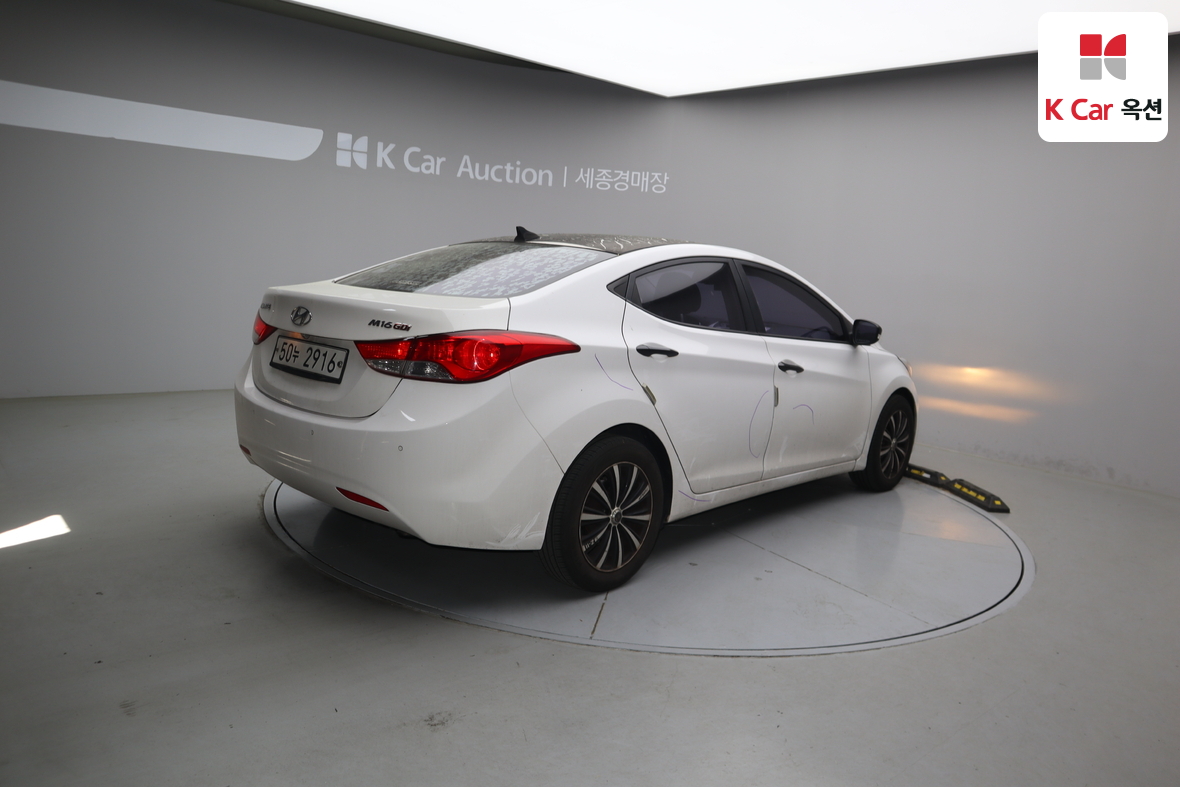 Hyundai Elantra - 2