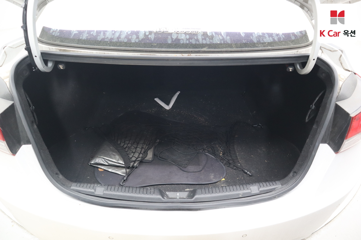 Hyundai Elantra - 24