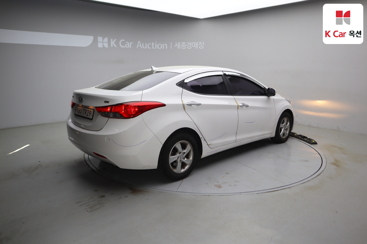 Hyundai Elantra - 2