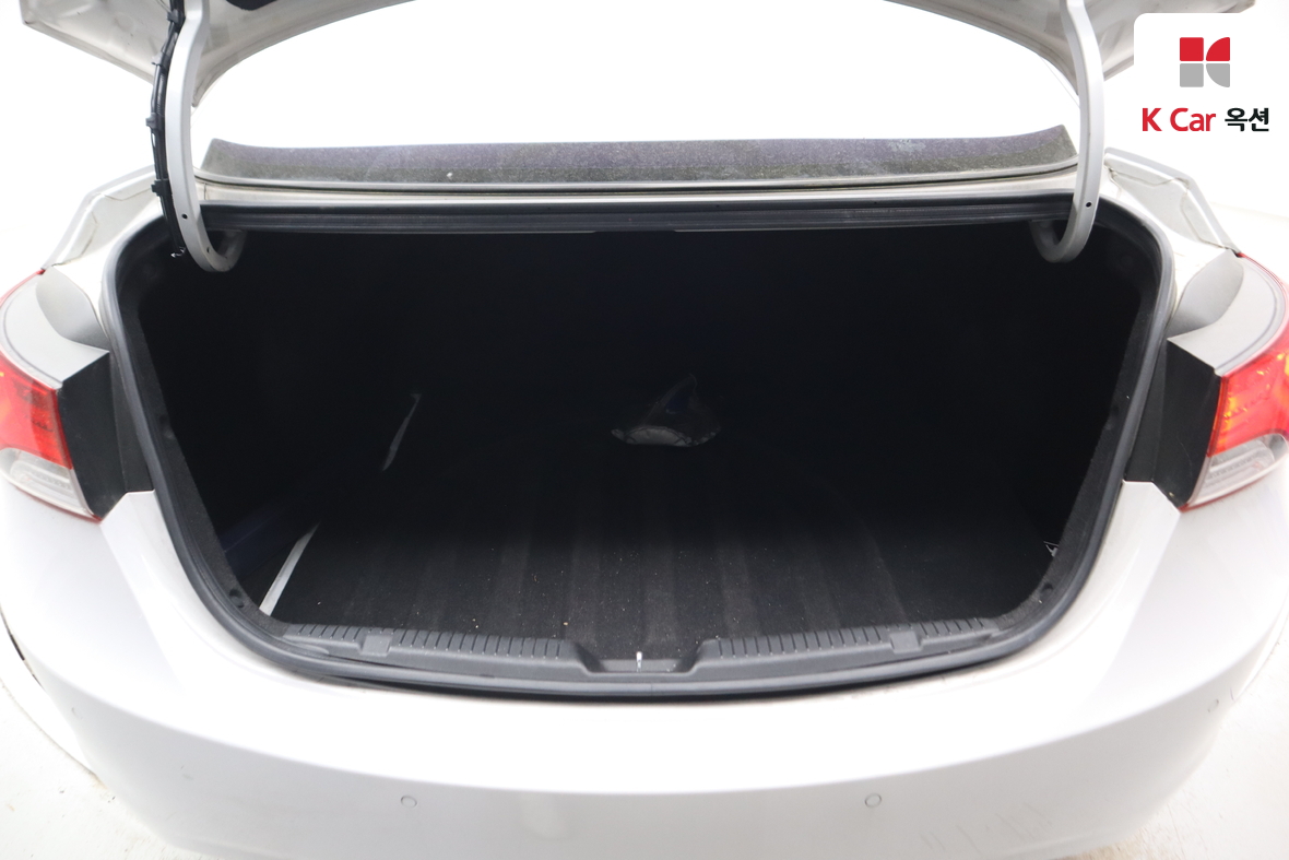 Hyundai Elantra - 25