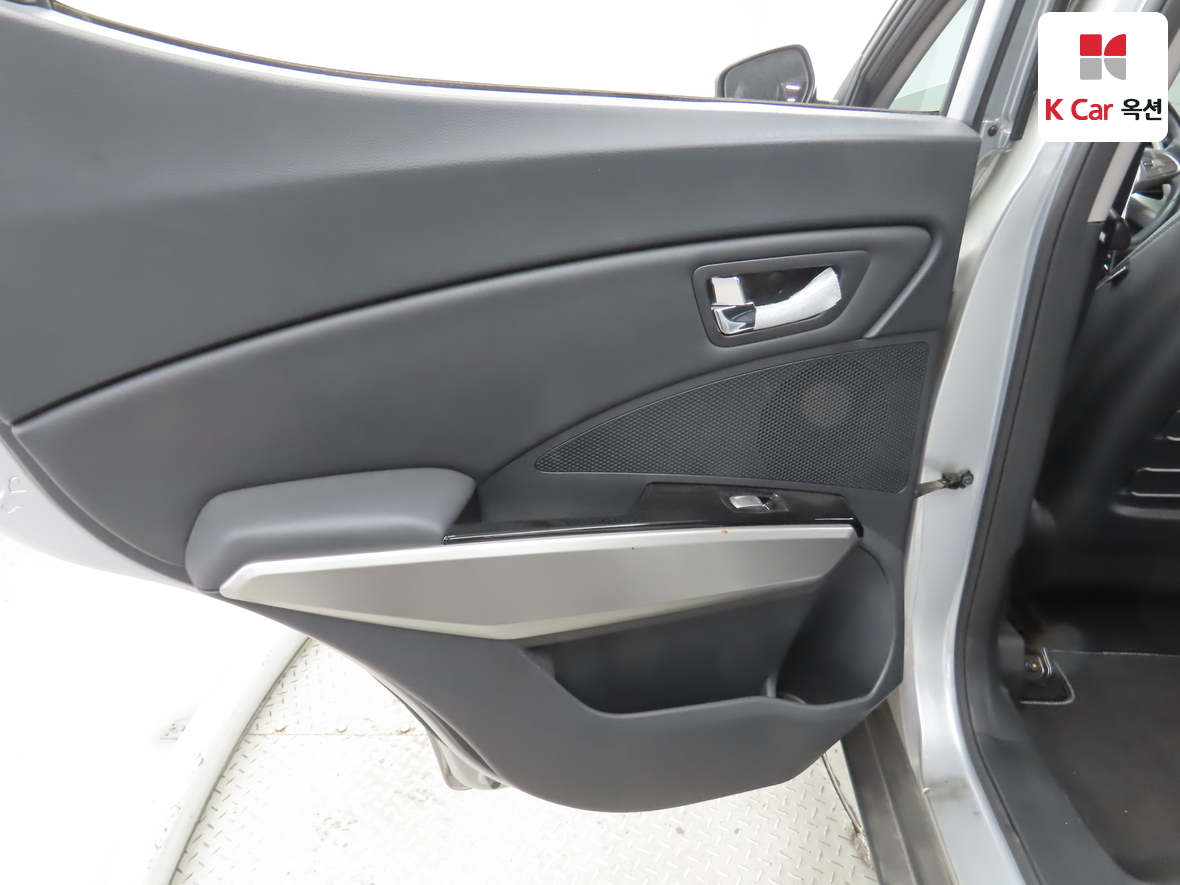 KG Mobility Tivoli 2015 - Image 23