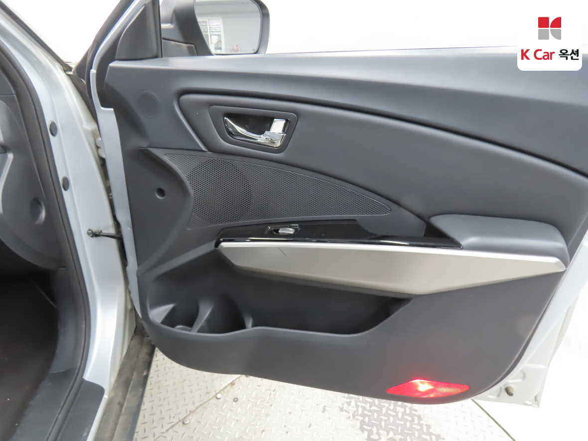 KG Mobility Tivoli 2015 - Image 30