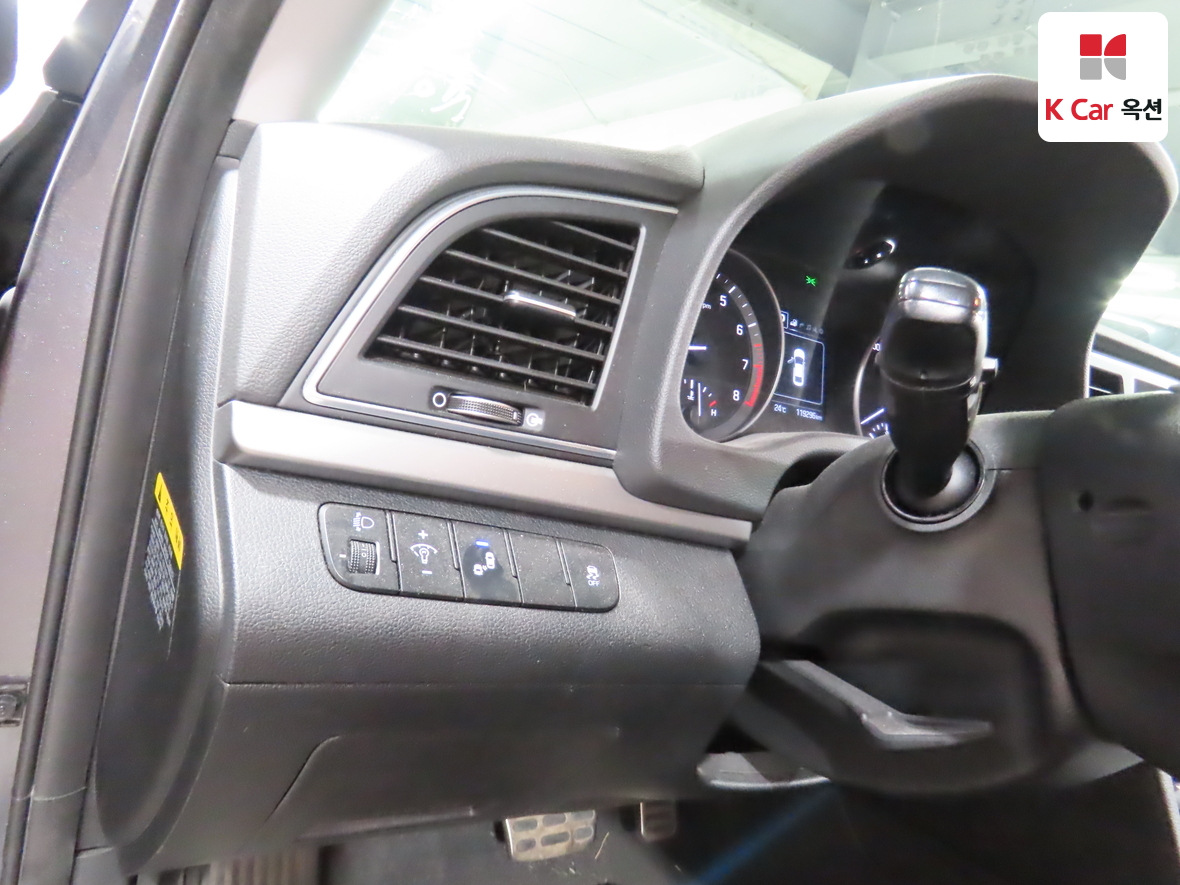 Hyundai Elantra 2017 - Image 9