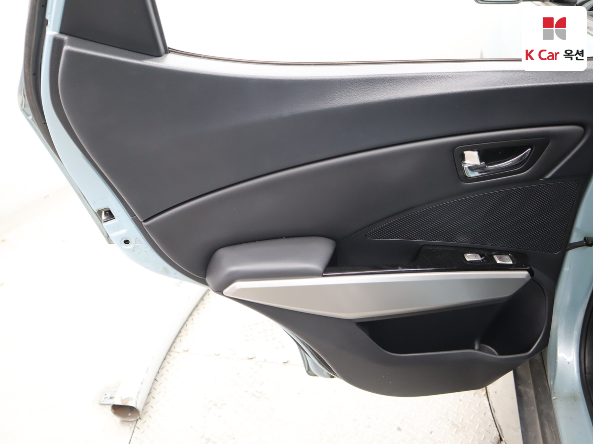 KG Mobility Tivoli 2015 - Image 23