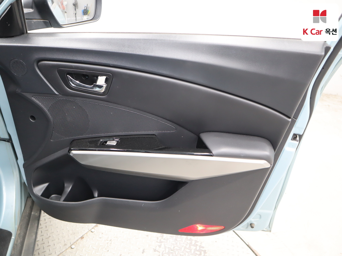 KG Mobility Tivoli 2015 - Image 30