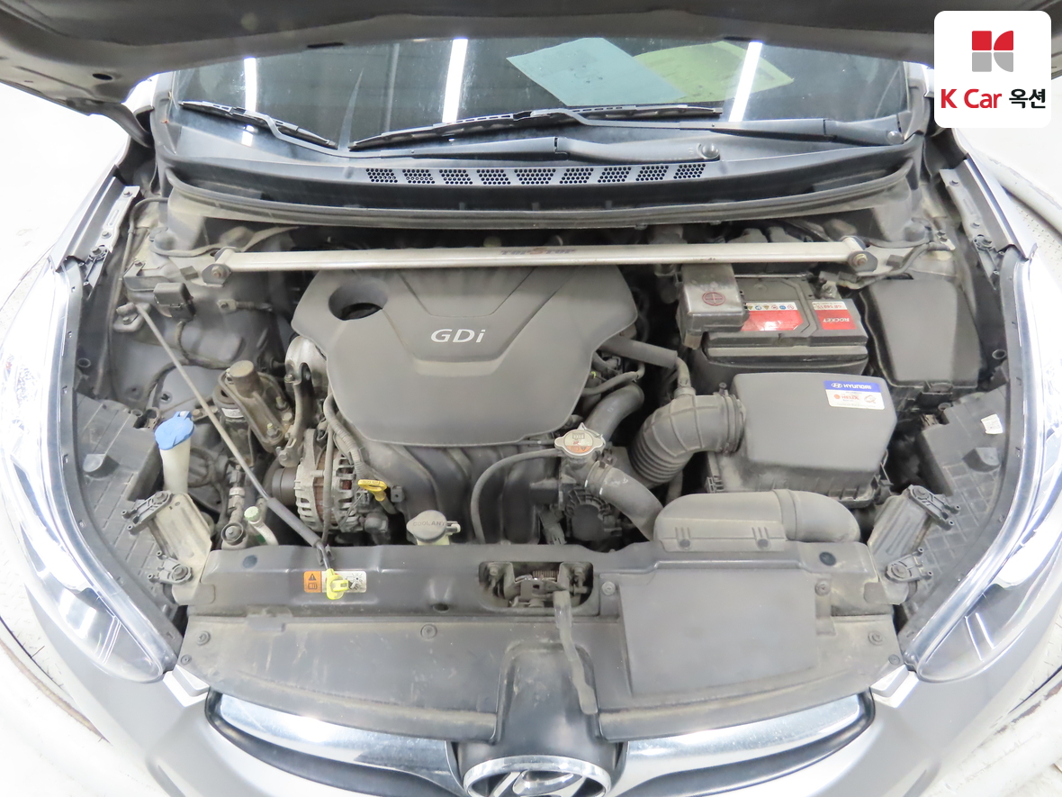 Hyundai Elantra - 32