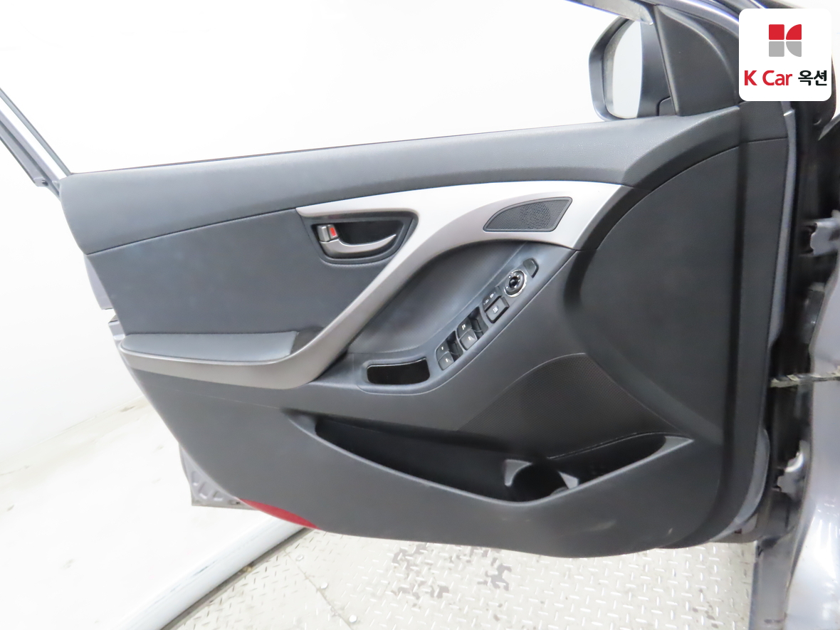 Hyundai Elantra - 8