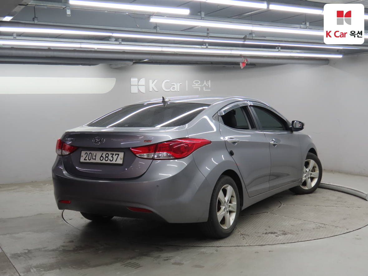 Hyundai Elantra - 2