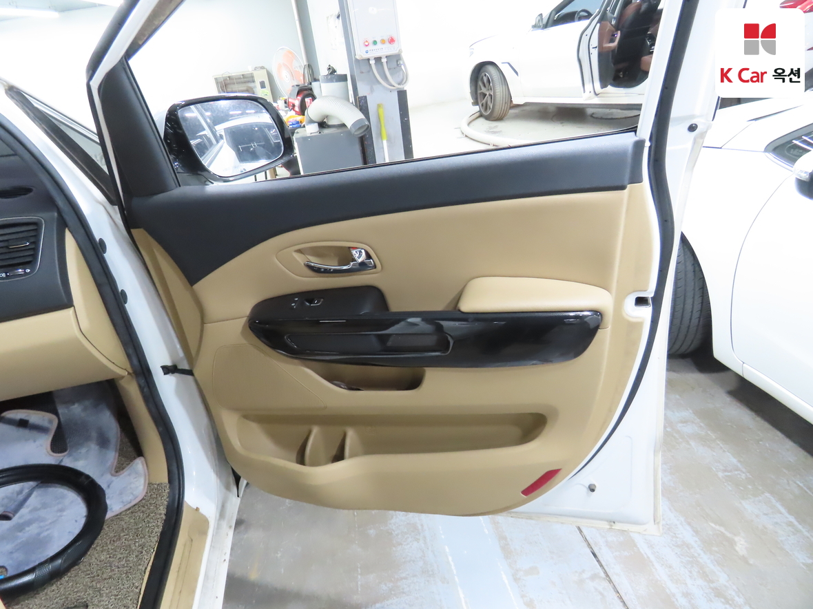 Kia New Carnival - 28