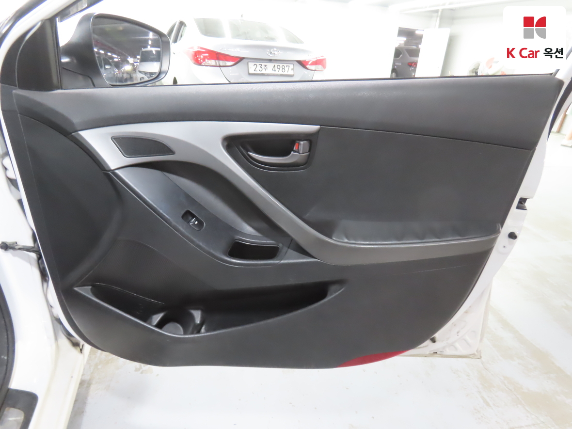 Hyundai Elantra - 30