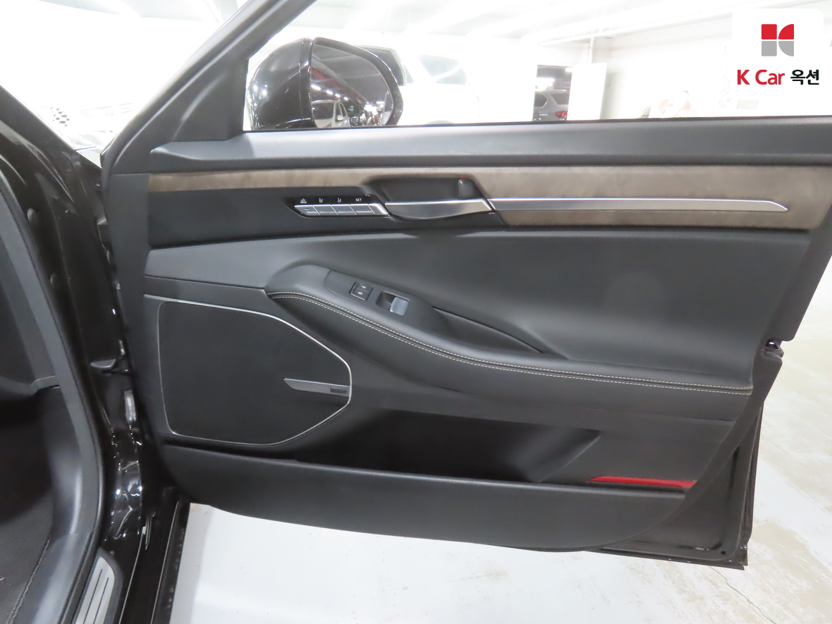 Genesis G90 - 32