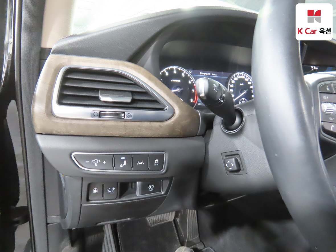 Genesis G90 - 9