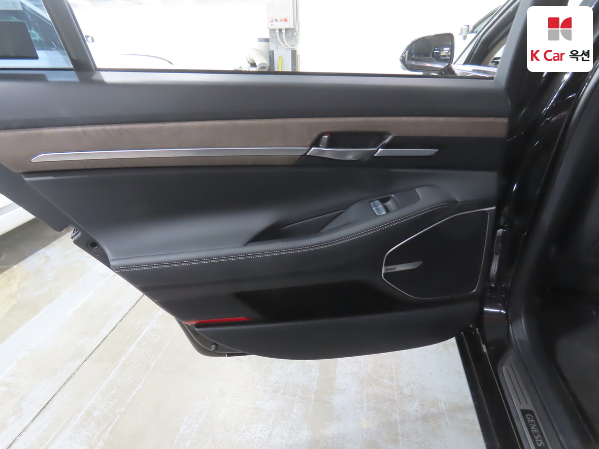 Genesis G90 - 24