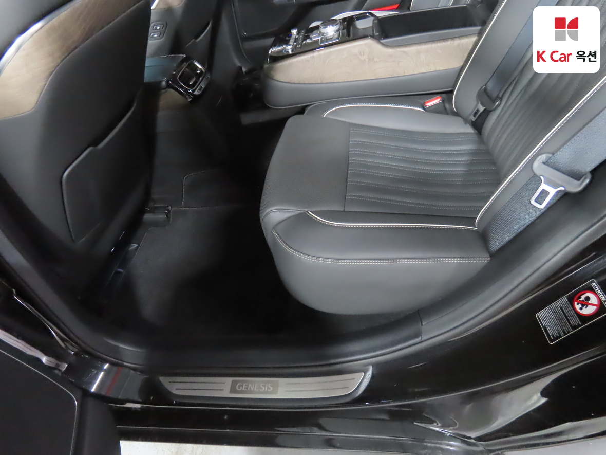 Genesis G90 - 25