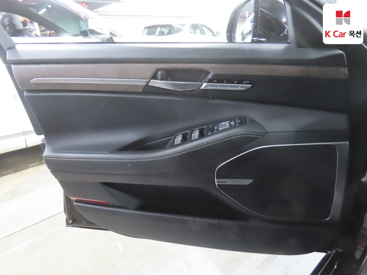 Genesis G90 - 8