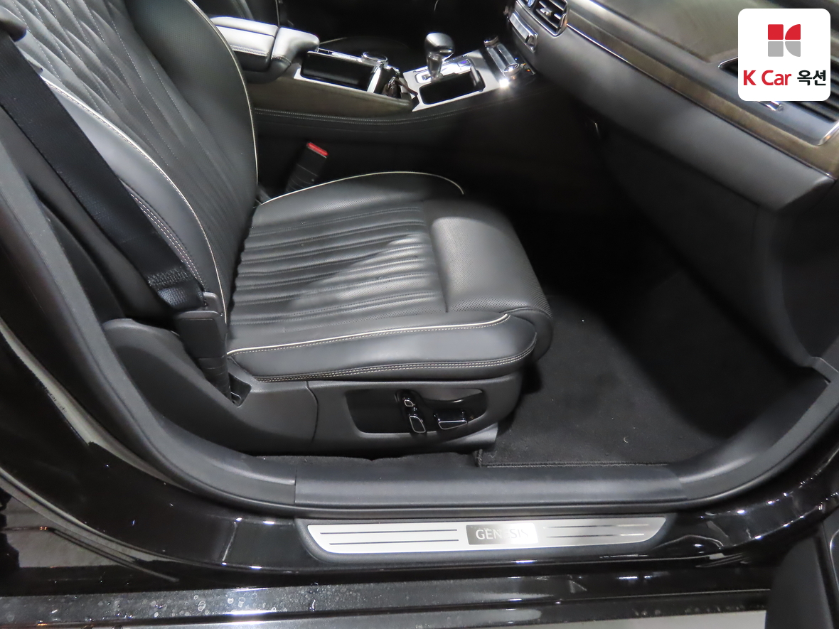 Genesis G90 - 33