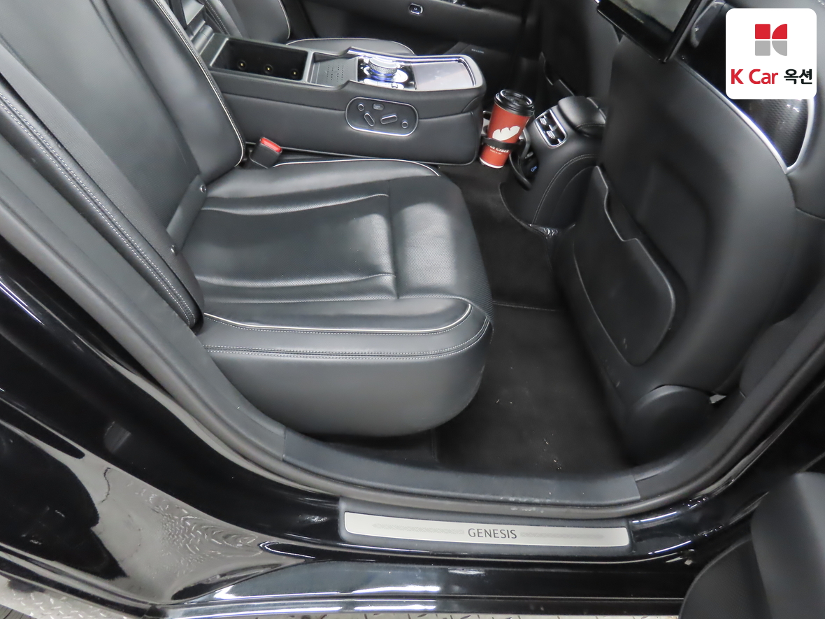 Genesis G90 - 30