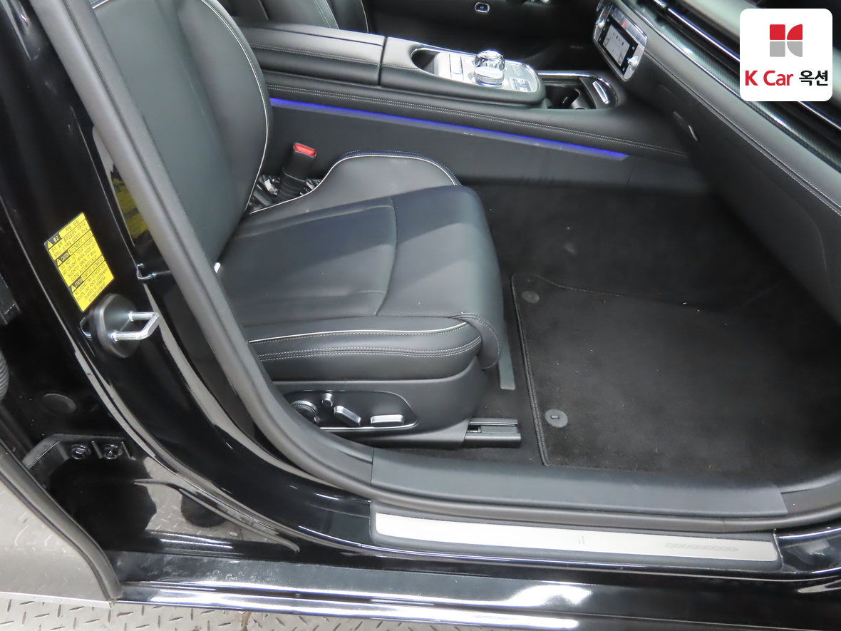 Genesis G90 - 32