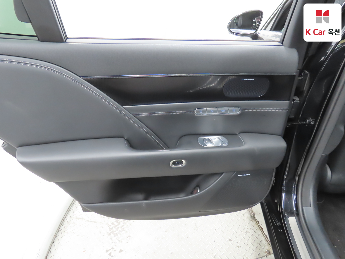 Genesis G90 - 22