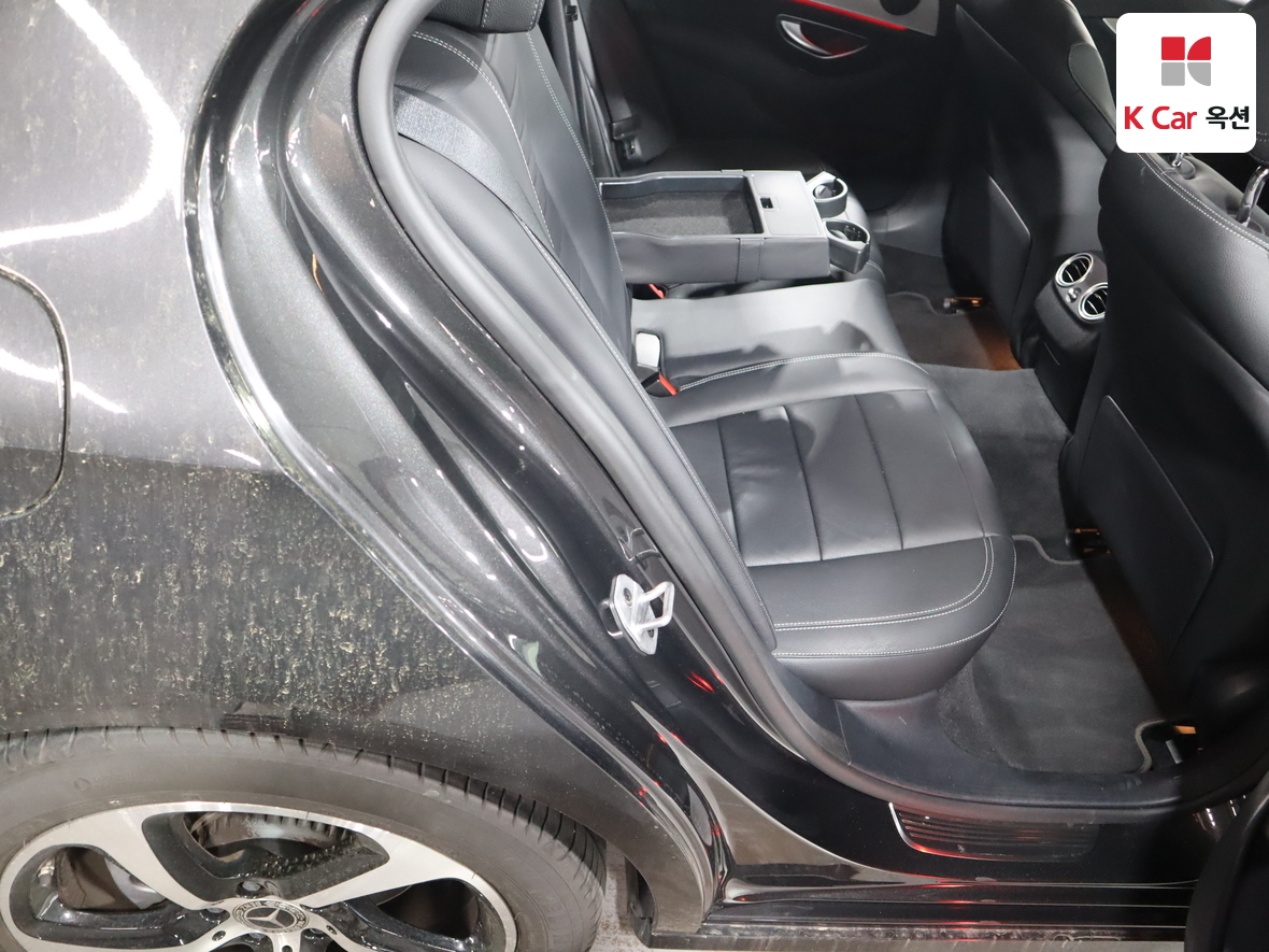 مرسيدس بنز إي كلاس 2021 - صورة 29