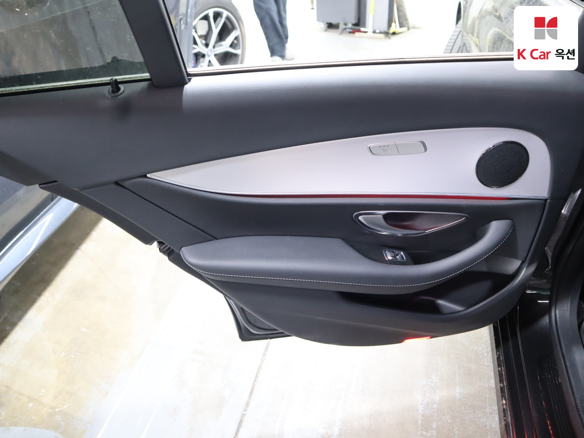 مرسيدس بنز إي كلاس 2021 - صورة 23