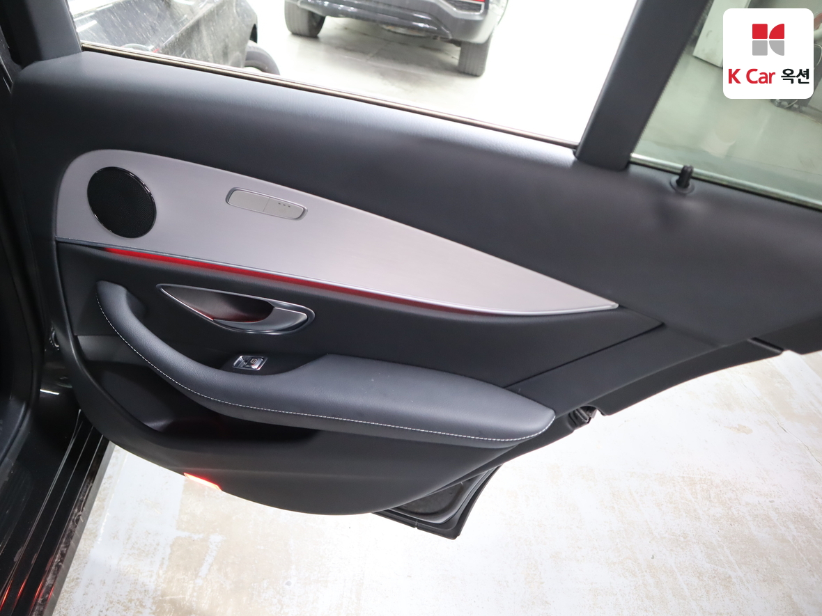 مرسيدس بنز إي كلاس 2021 - صورة 28