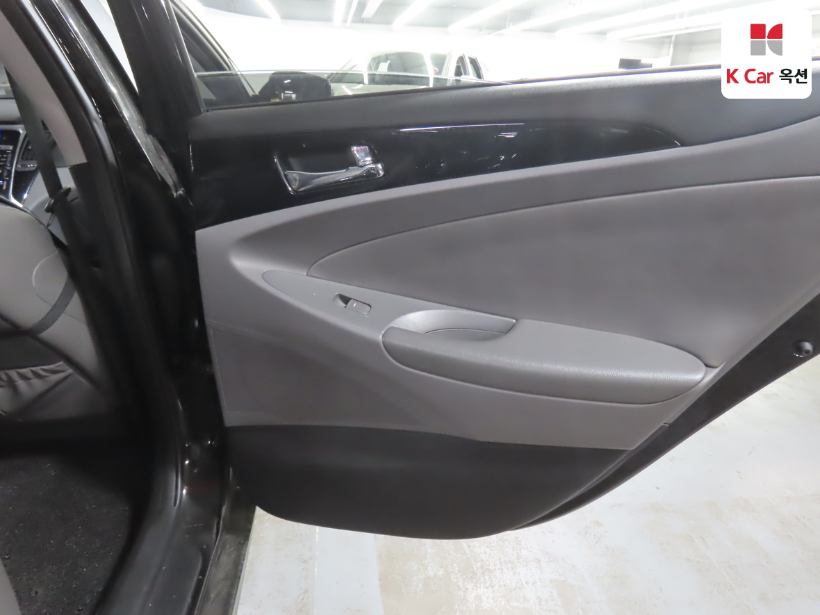 Hyundai Sonata 2010 - Image 25
