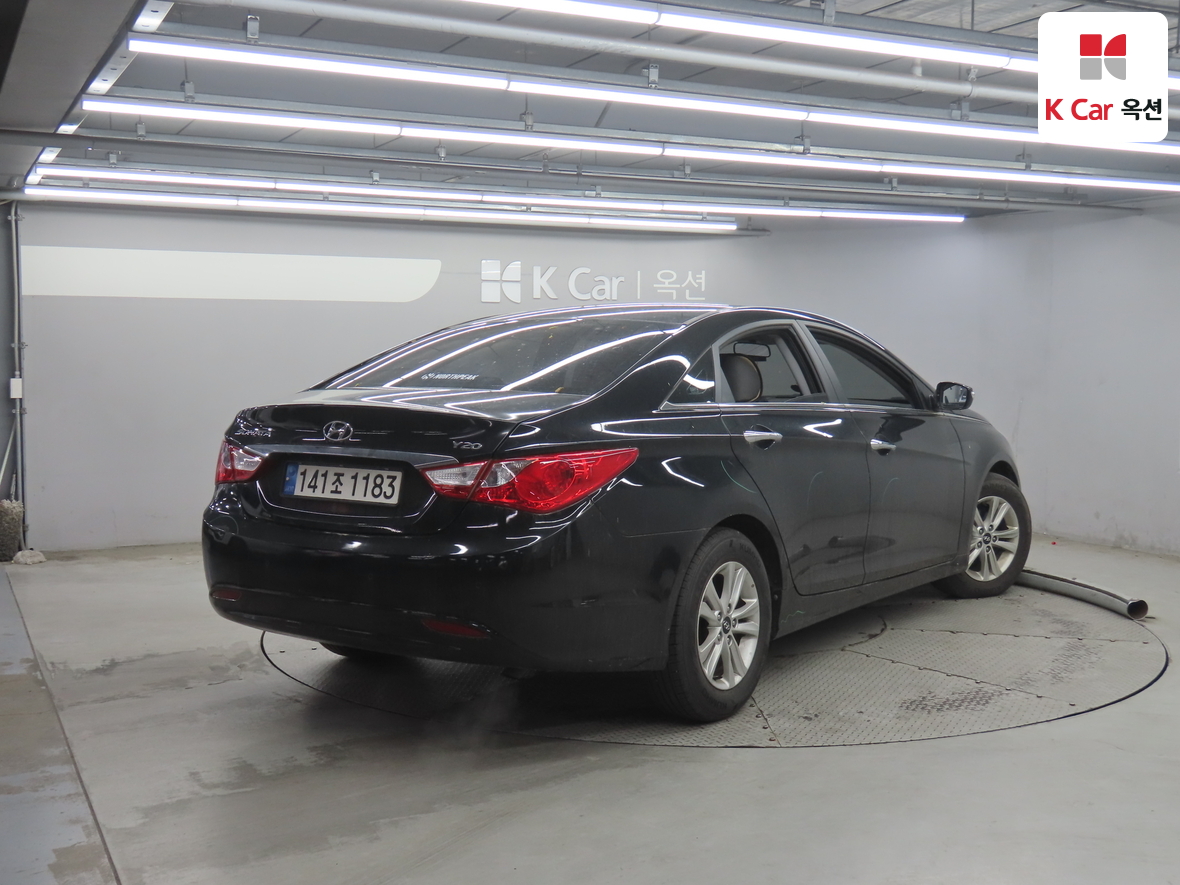 Hyundai Sonata 2010 - Image 2
