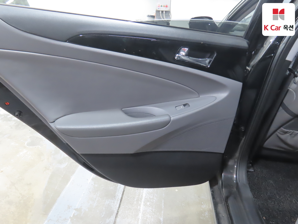 Hyundai Sonata 2010 - Image 21