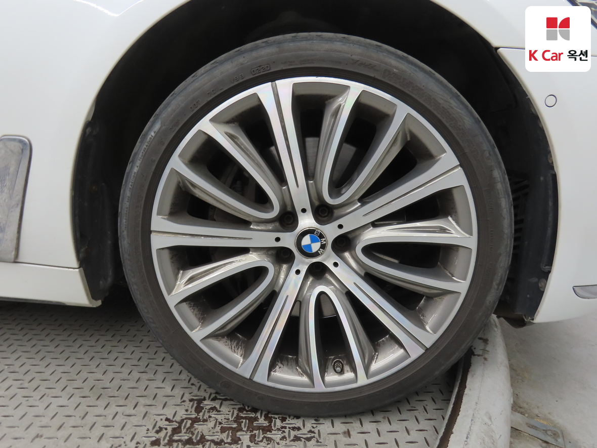BMW 7 Series - 49