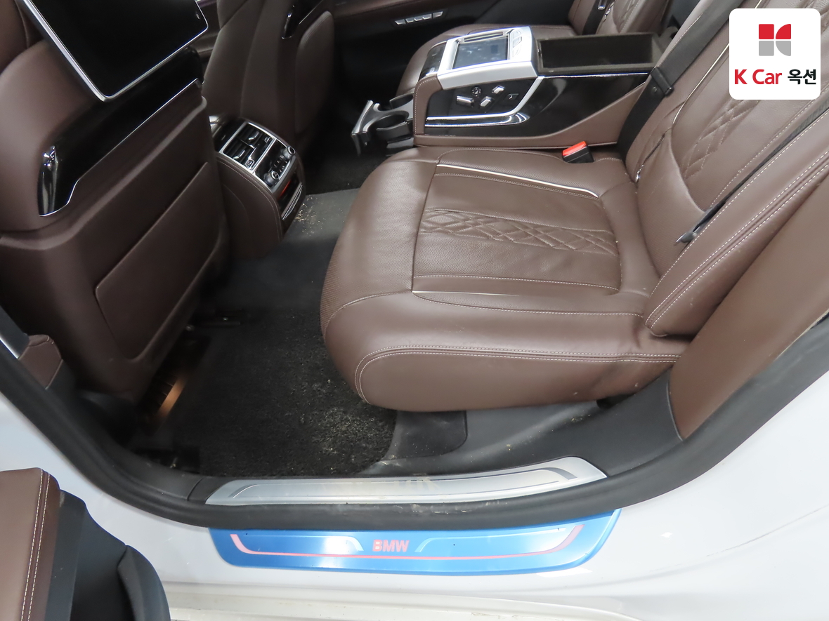 BMW 7 Series - 25