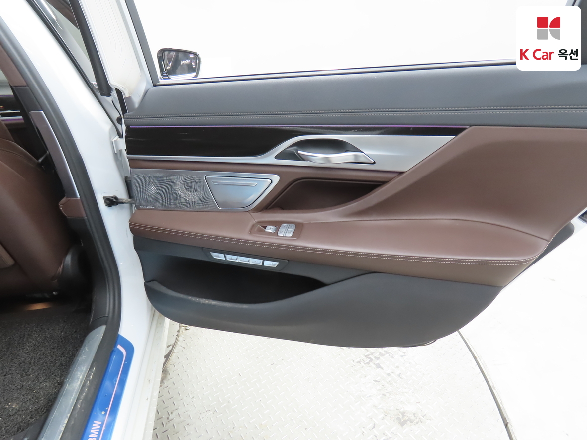 BMW 7 Series - 32