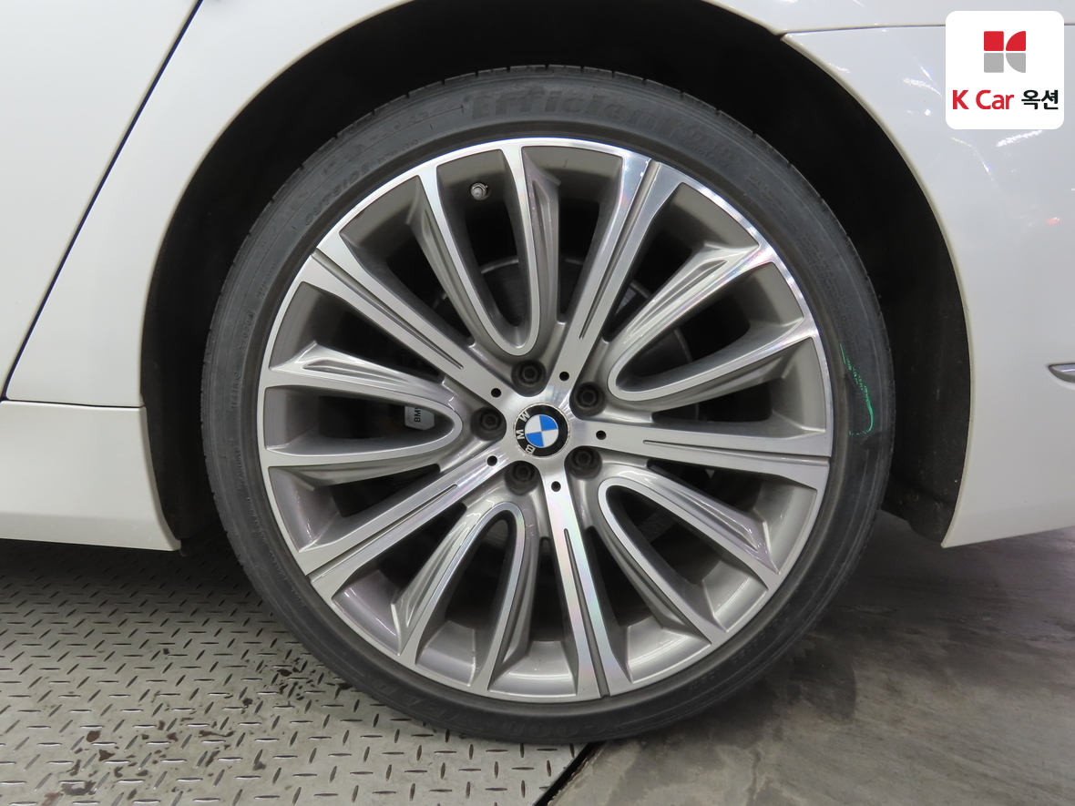 BMW 7 Series - 51