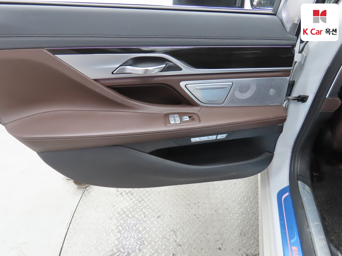 BMW 7 Series - 24