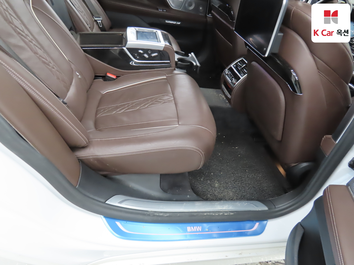 BMW 7 Series - 33