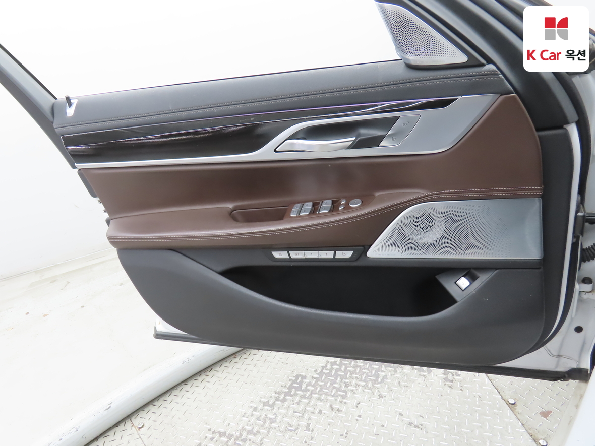 BMW 7 Series - 8