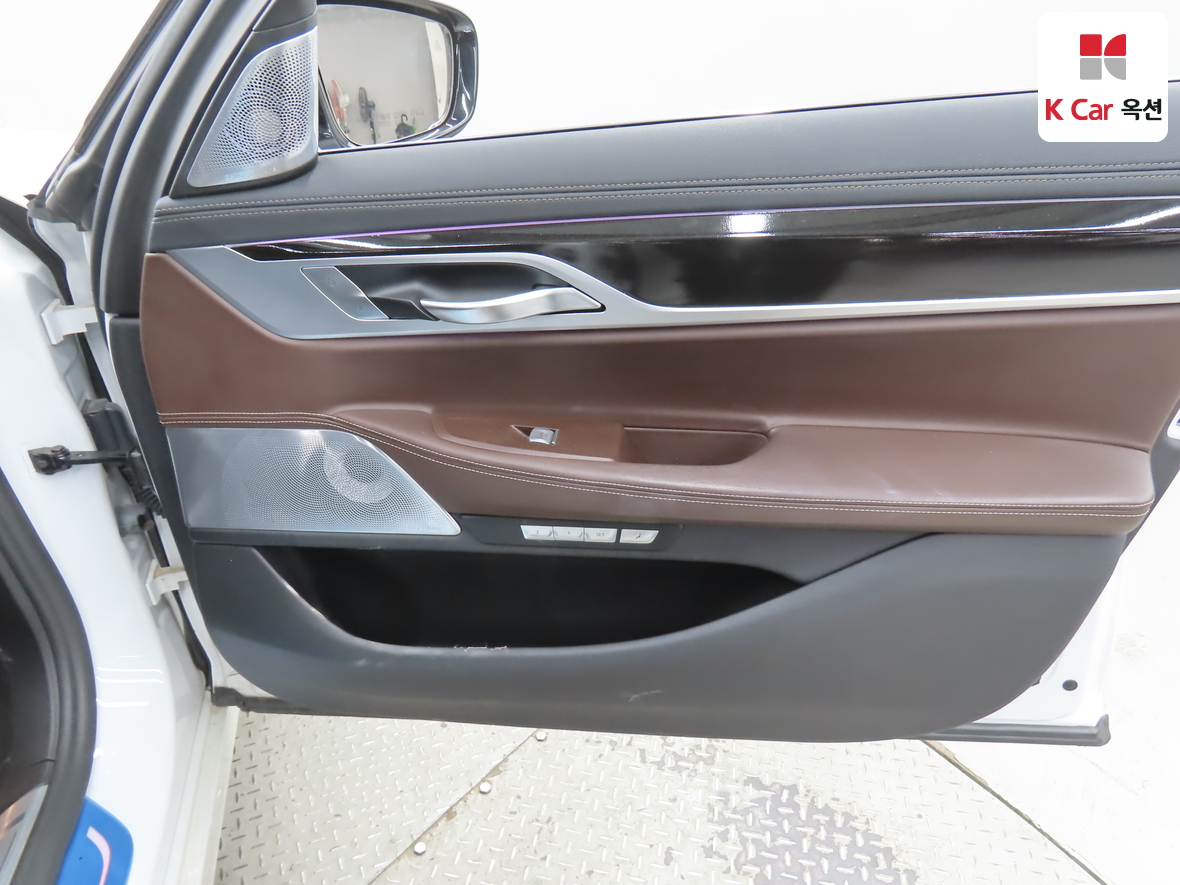 BMW 7 Series - 34