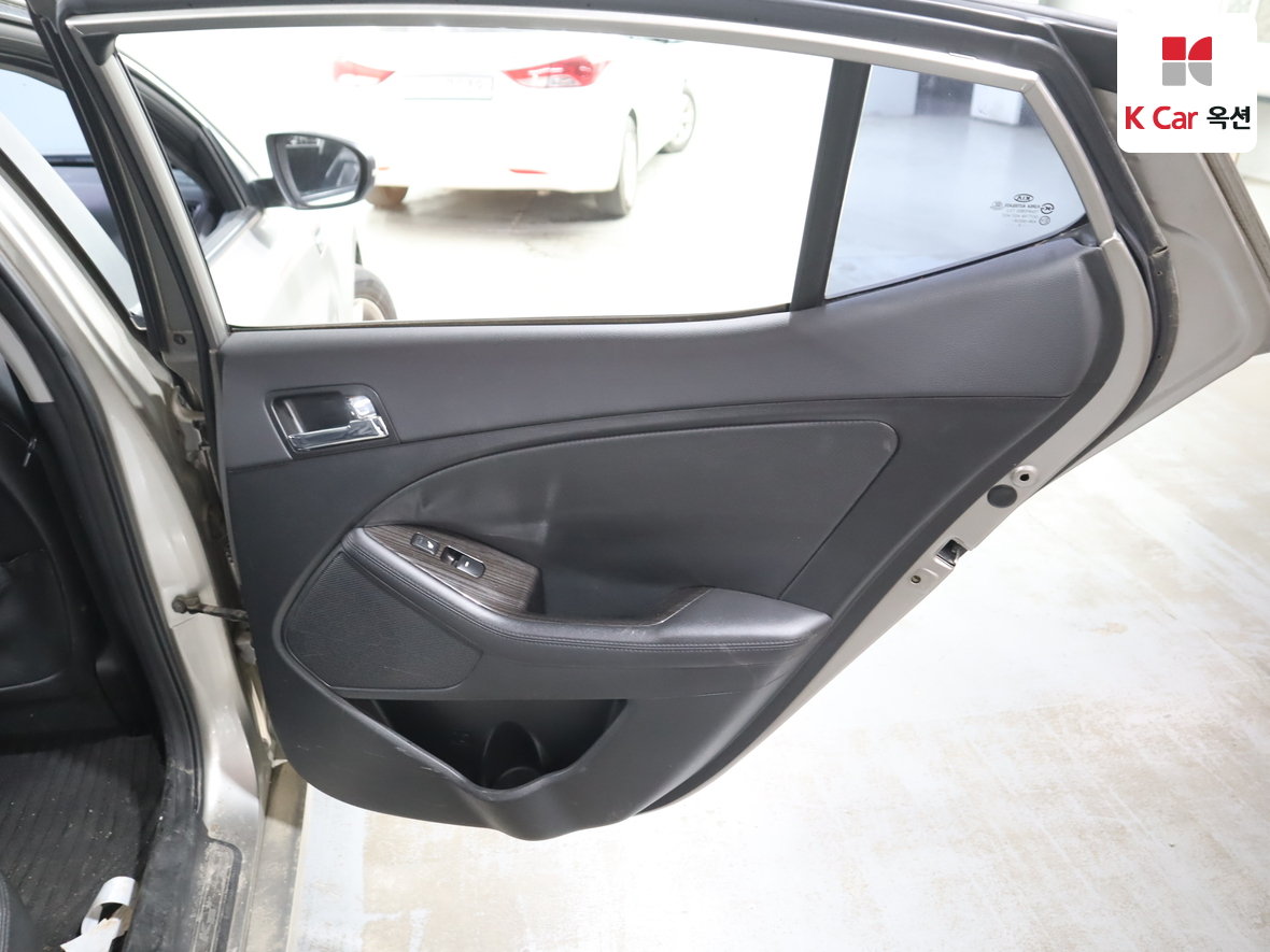 Kia K5 2011 - Image 26